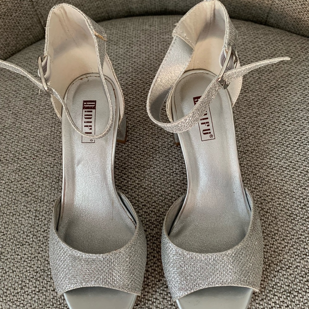 Elegant Silver Women’s Heels by